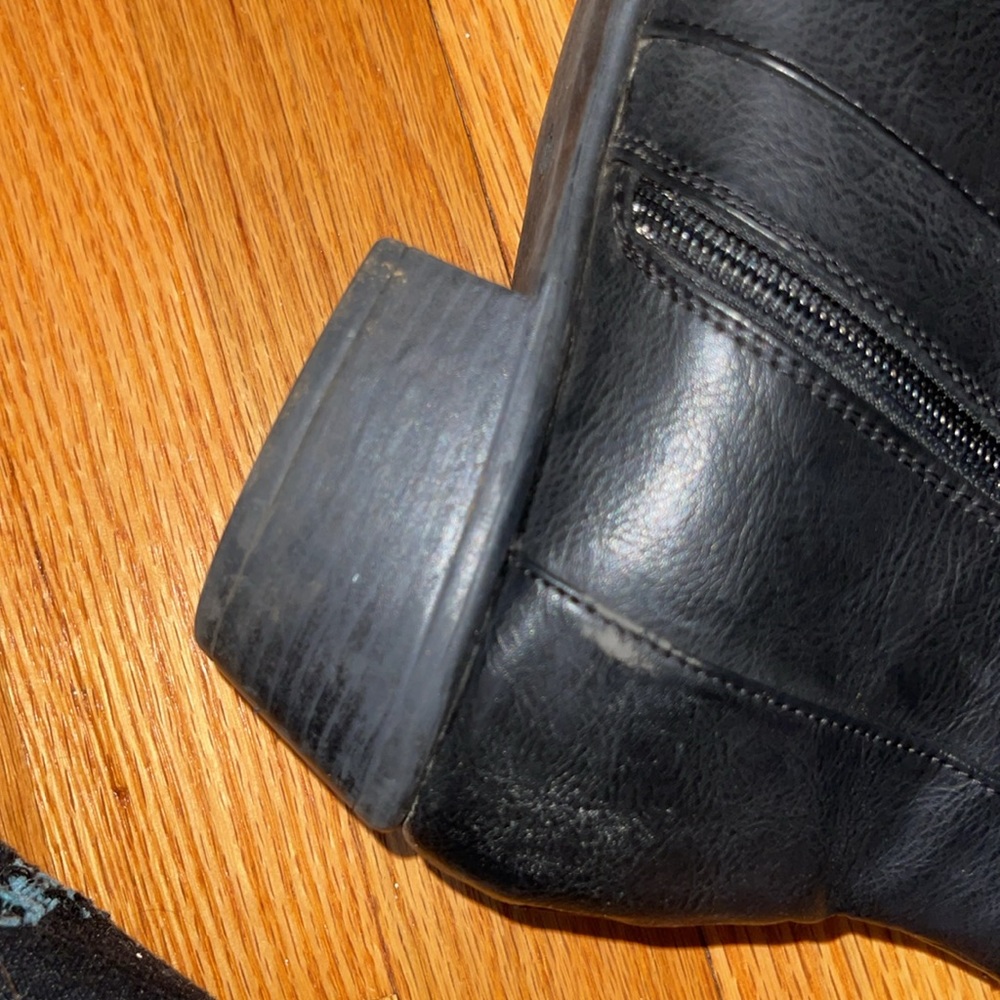 Detailed black booties - Picture 4 of 8